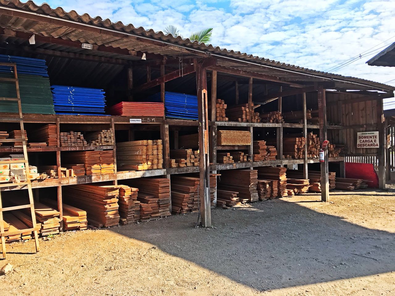 Fachada do galpão da TOPMAD em Embu das Artes