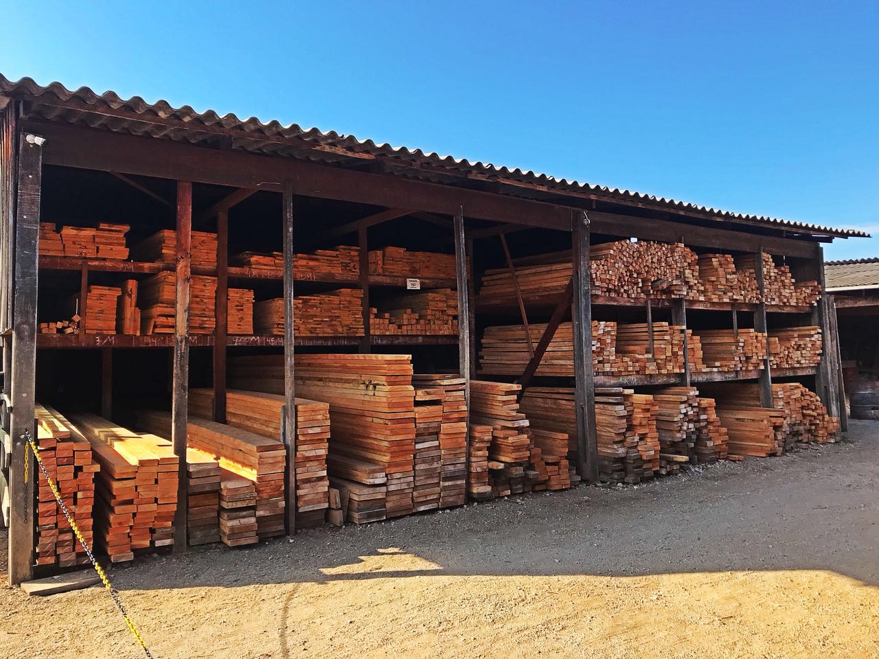 Galpão da TOPMAD em Embu das Artes com madeira empilhada