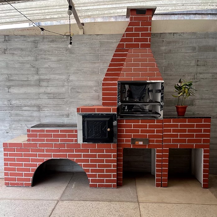 Churrasqueira pré-moldada com forno a lenha e área gourmet